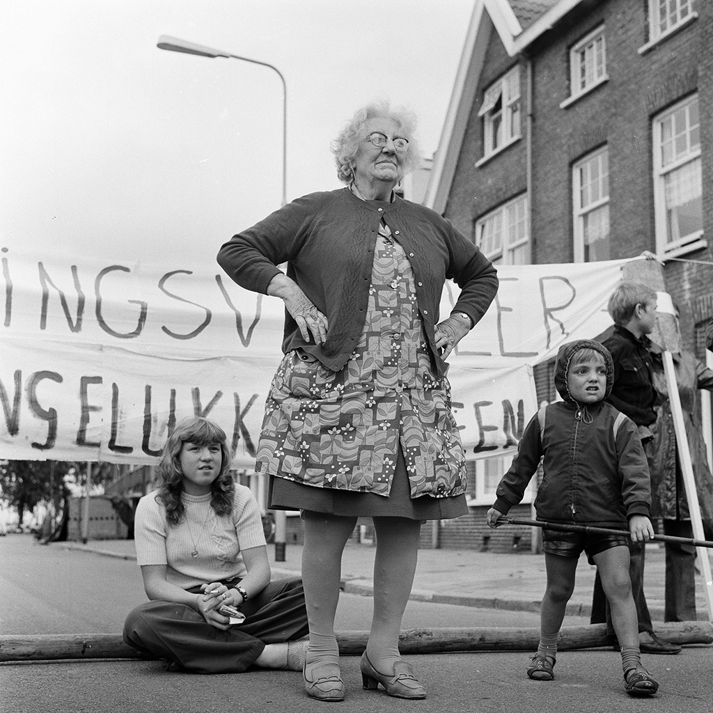Vrouw Kimkes staat haar mannetje bij verkeersactie H.L. Wichersstaat, 1972
