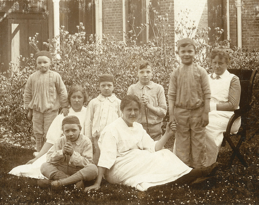 Verpleegsters met patiëntjes, Academisch ziekenhuis, ca. 1915 Fotograaf onbekend, Groninger Archieven