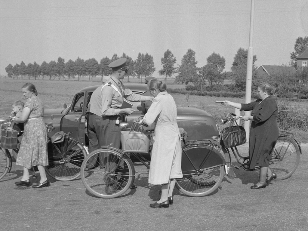 Paspoortcontrole, Nieuweschans, 1958. Fotobedrijf Piet Boonstra, Groninger Archieven