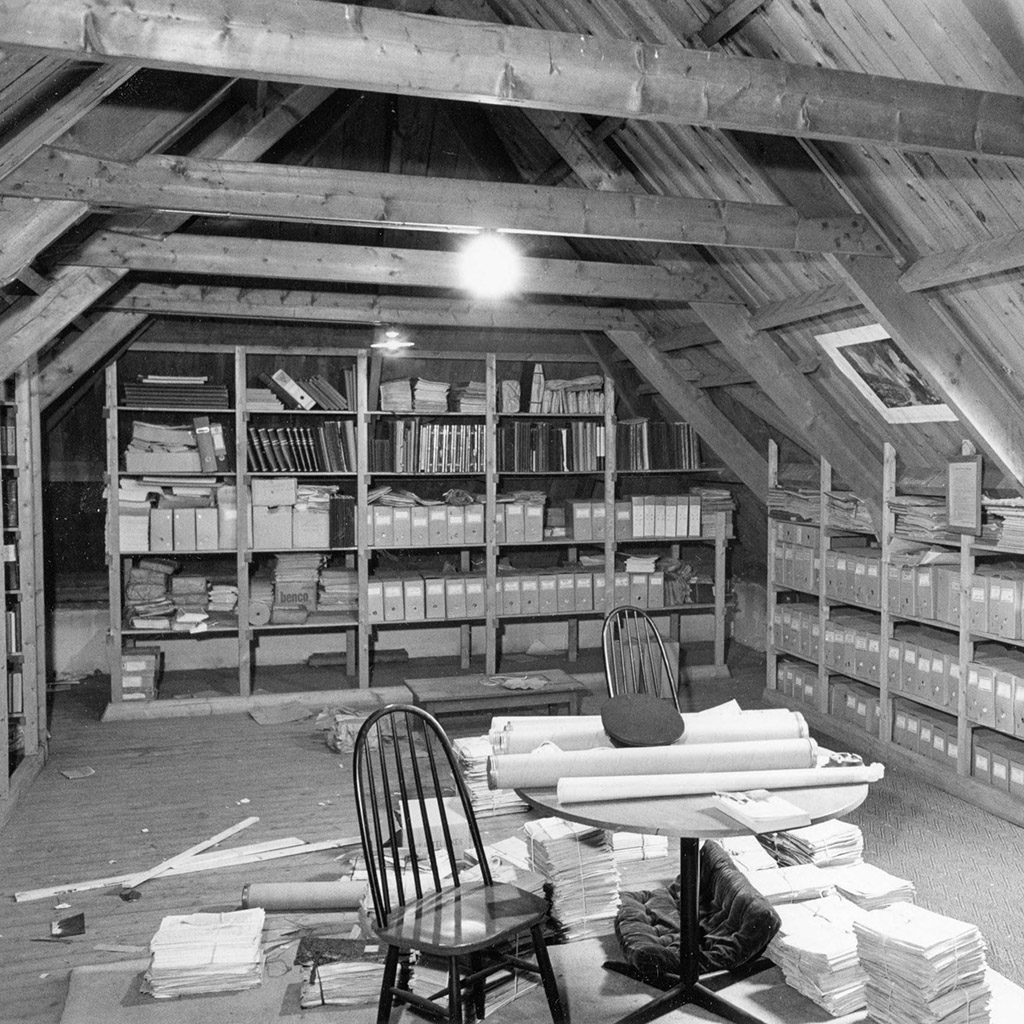 Archief op zolder, gemeentehuis Bellingwolde, 1974