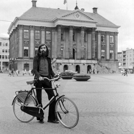 Wethouder Max van den Berg op de Grote Markt in Groningen, 1972. Persfotobureau D. van der Veen, Groninger Archieven