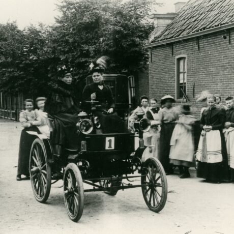 Twee dames op Lutzmann automobiel W.A. van Dam, Zoutkamp, ca. 1899. Foto H. Mansholt, Groninger Archieven